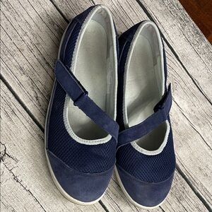 Navy Blue Duluth, trading shoes